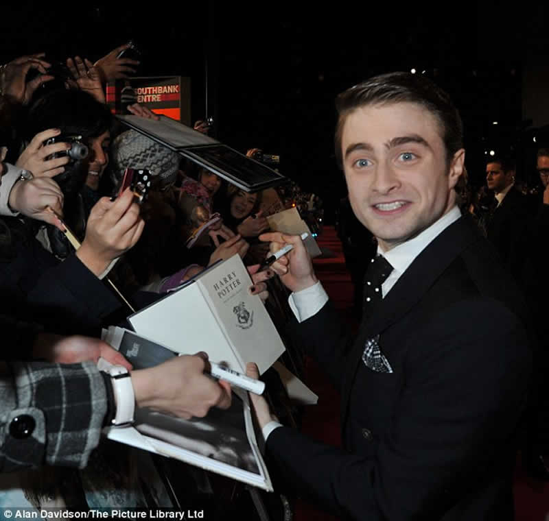 _jGEhNt剉fuE[}ECEubN S̊فvDaniel Radcliffe's The Woman in Black